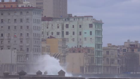 El-Paseo-Marítimo-Del-Malecón-De-La-Habana-Cuba-Recibe-Una-Paliza-Durante-Una-Gran-Tormenta-De-Invierno-9