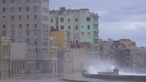 Die-Uferpromenade-Des-Malecon-In-Havanna-Kuba-Wird-Während-Eines-Riesigen-Wintersturms-Geschlagen-12