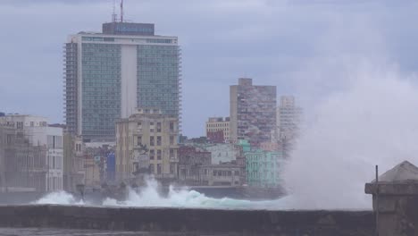 Die-Uferpromenade-Des-Malecon-In-Havanna-Kuba-Wird-Während-Eines-Riesigen-Wintersturms-Verprügelt-15