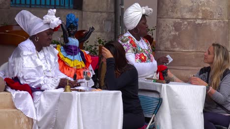 Los-Turistas-Consultan-Con-Adivinos-Gitanos-En-Las-Calles-De-La-Habana,-Cuba
