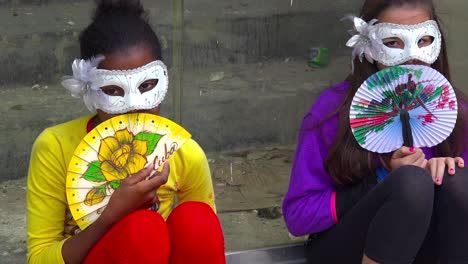 Los-Niños-Se-Visten-Con-Máscaras-De-Estilo-Mardi-Gras-En-Las-Calles-De-La-Habana,-Cuba