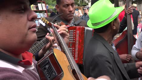 Kubanische-Musiker-Spielen-Auf-Der-Straße-In-Havanna