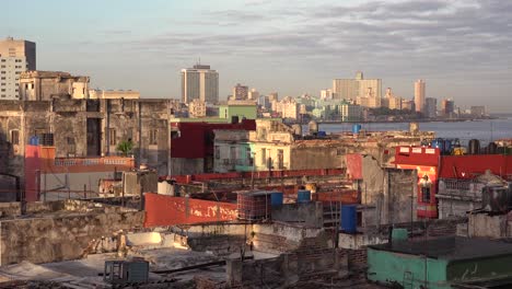 Excelente-Toma-De-Establecimiento-De-La-Habana-Cuba-Con-Edificios-En-Descomposición-Y-Horizonte