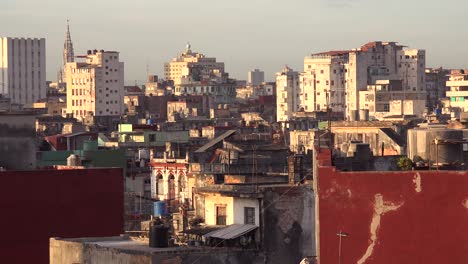 Buen-Disparo-De-Establecimiento-De-La-Habana,-Cuba,-Con-Edificios-En-Descomposición-Y-Horizonte