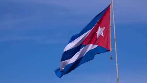 La-Bandera-De-Cuba-Vuela-En-El-Cielo