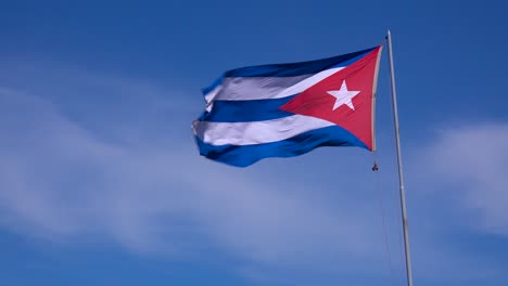 Die-Flagge-Von-Kuba-Weht-Am-Himmel-1