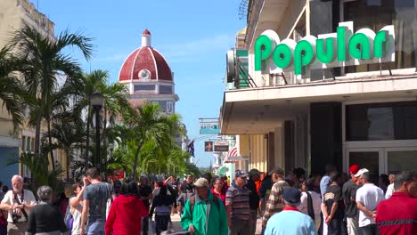 Multitudes-De-Cubanos-Caminan-Por-Las-Calles-De-Cienfuegos-Cuba-En-Un-Día-Soleado