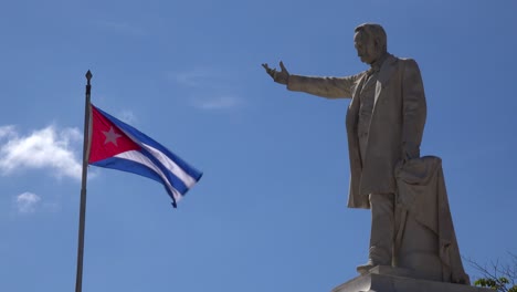 La-Bandera-De-Cuba-Vuela-En-El-Cielo-Con-Una-Estatua-De-José-Martí-En-Primer-Plano