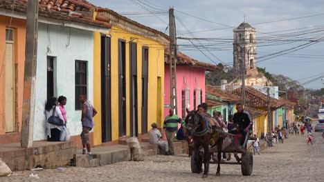 Pferdekutschen-Fahren-Durch-Die-Kopfsteinpflasterstraßen-Von-Trinidad-Kuba