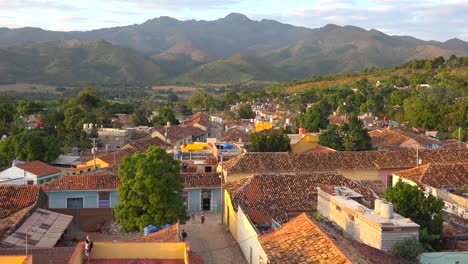 Ein-Wunderschöner-Blick-Auf-Den-Sonnenaufgang-Oder-Den-Untergang-Der-Malerischen-Charmanten-Stadt-Trinidad-Kuba
