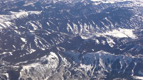 Luftaufnahme-über-Den-Rocky-Mountains-Im-Schnee-Im-Winter