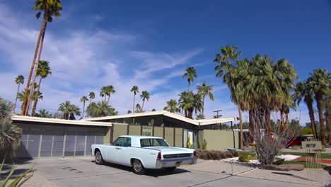 Außenaufnahme-Eines-Modernen-Hauses-In-Palm-Springs,-Kalifornien,-Mitte-Des-Jahrhunderts-Mit-Klassischen-Retro-Autos,-Die-Außerhalb-Von-4-Geparkt-Sind