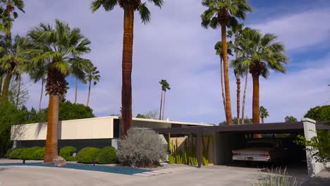 Establecimiento-Exterior-De-Un-Disparo-De-Palm-Springs,-California,-Casa-Moderna-De-Mediados-De-Siglo-Con-Un-Clásico-Retro-Coche-Aparcado-En-El-Garaje-1