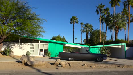 Außenaufnahme-Eines-Modernen-Hauses-In-Palm-Springs,-Kalifornien,-Mitte-Des-Jahrhunderts-Mit-Klassischen-Retro-Autos,-Die-Draußen-Geparkt-Sind