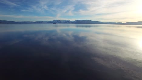 Eine-Schöne-Luftaufnahme-über-Den-Lake-Tahoe-Im-Winter-Mit-Einem-Schaufelraddampfer-In-Entfernung-1-In