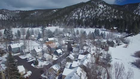 Eine-Antenne-über-Einem-Schneebedeckten-Dorf-In-Den-Bergen-Der-Sierra-Nevada