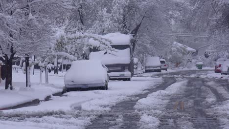 Un-Vecindario-Está-Nevado-Durante-Una-Gran-Tormenta-De-Invierno