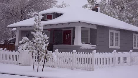 Ein-Kleines-Haus-Ist-Während-Eines-Schneesturms-Mit-Schnee-Bedeckt