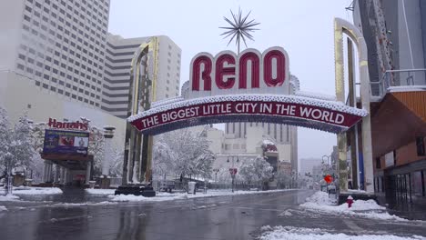 Der-Reno-Bogen-Begrüßt-Die-Besucher-Von-Reno-Nevada-Während-Eines-Winterschneesturms