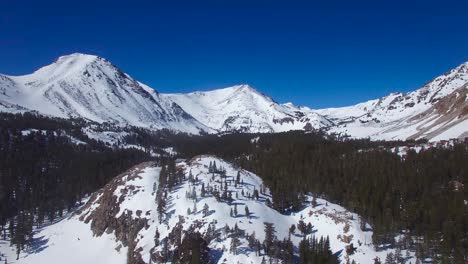Eine-Antenne-über-Einer-Abgelegenen-Verlassenen-Hütte-Auf-Einem-Berggipfel-In-Den-Hohen-Sierra-Nevada-Bergen-Im-Winter-1
