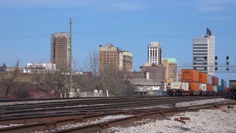 Ein-Güterzug-Fährt-In-Die-Innenstadt-Von-Birmingham,-Alabama