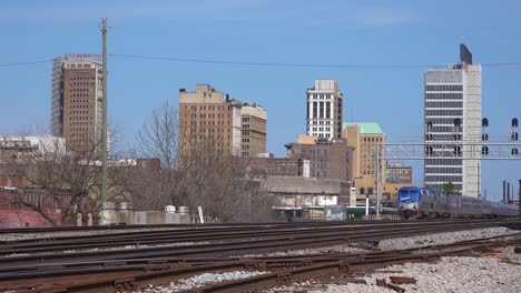 Der-Personenzug-Der-Stadt-New-Orleans-Verlässt-Birmingham,-Alabama,-Mit-Dem-Hintergrund-Der-Skyline-Der-Stadt