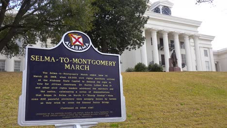 Una-Placa-Fuera-Del-Edificio-Del-Estado-De-Montgomery-Alabama-Honra-La-Marcha-De-Selma-A-Montgomery