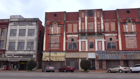 Verlassene-Schaufenster-In-Der-Heruntergekommenen-Innenstadt-Von-Selma-Alabama-1