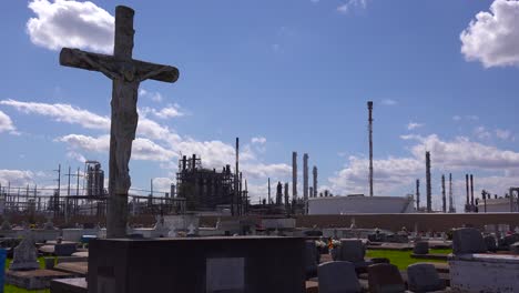 A-cemetery-or-graveyard-in-Louisiana-exists-adjacent-to-a-huge-petrochemical-plant-2