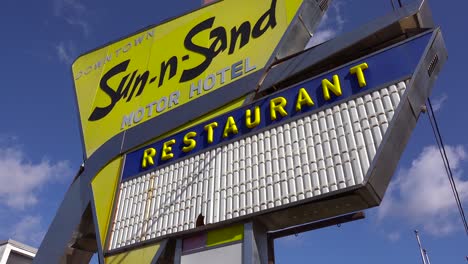 Ein-Altes-Straßenschild-Aus-Den-1950er-Jahren-Wirbt-Für-Das-Sun-N-Sand-Motor-Hotel-Und-Restaurant?