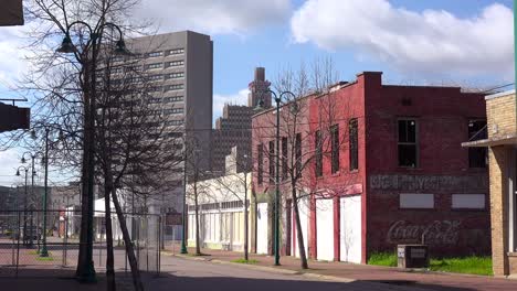 Los-Edificios-Abandonados-Se-Alinean-En-Una-Calle-En-Una-Zona-Ruinosa-De-Jackson-Mississippi