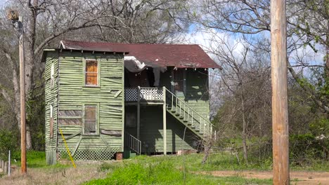 Ein-Verfallendes-Altes-Mietshaus-Steht-Auf-Einem-Feld-In-Jackson-Mississippi
