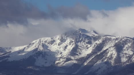 Eine-Zeitrafferaufnahme-Von-Wolken,-Die-Sich-Im-Winter-über-Die-Schneebedeckten-Berge-Des-Lake-Tahoe-Bewegen-1