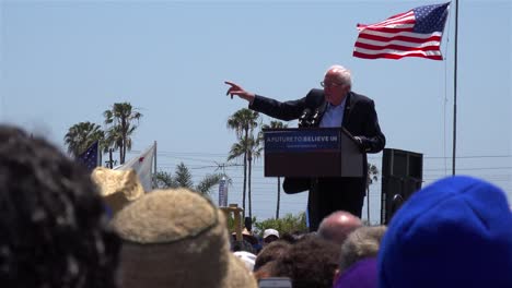 Bernie-Sanders-Spricht-Vor-Einer-Riesigen-Menschenmenge-Bei-Einer-Politischen-Kundgebung-Darüber,-Was-Politik-In-Amerika-Bedeutet-2