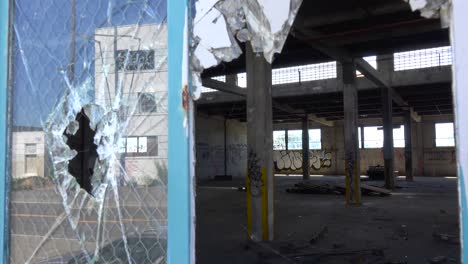 Innenraum-Einer-Alten-Fabrik-Oder-Lagerhalle-Mit-Zerbrochenem-Fenstervordergrund