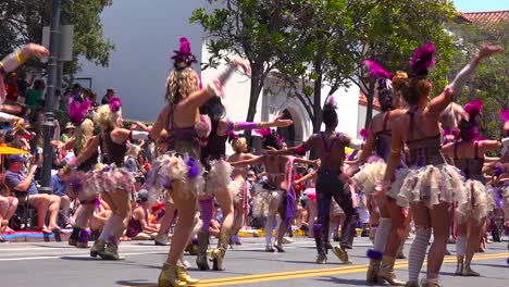 La-Gente-Baila-En-Un-Festival-Callejero-En-El-Solsticio-De-Santa-Bárbara,-California