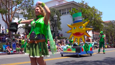 Menschen-Tanzen-In-Einem-Straßenfest-Zur-Sonnenwende-Santa-Barbara-Kalifornien-1