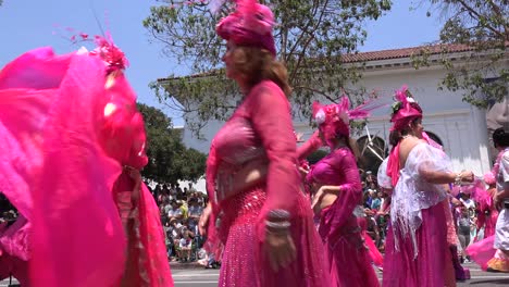 Straßenunterhalter-Und-Tänzer-Amüsieren-Die-Massen-Bei-Der-Sonnenwende-Sommerparade-In-Santa-Barbara,-Kalifornien