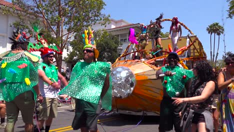 Trapezkünstler-Machen-Routinen-In-Einem-Großen-Aufblasbaren-Ballon-Während-Der-Sonnenwende-Parade-In-Santa-Barbara,-Kalifornien-1