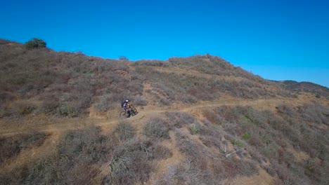Gute-Antenne-Nach-Einem-Mountainbiker,-Der-Einen-Kalifornischen-Berg-Bestieg-1