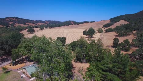 Imágenes-Aéreas-De-Las-Colinas-De-Robles-Y-Granjas-De-California-Central