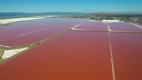 Imágenes-Aéreas-Sobre-Las-Notables-Salinas-Rojas-Y-Blancas-En-El-área-De-La-Bahía-De-Fremont,-California