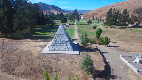 Una-Toma-Aérea-Sobre-Una-Gran-Pirámide-De-Piedra-En-Un-Cementerio-Cerca-De-San-Luis-Obispo,-California