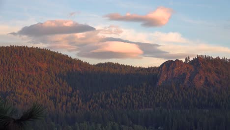 Zeitrafferaufnahmen-Von-Wolken,-Die-Sich-über-Die-Berge-In-Der-Nähe-Des-Lake-Tahoe-In-Der-Sierra-Nevada-Bewegen-1