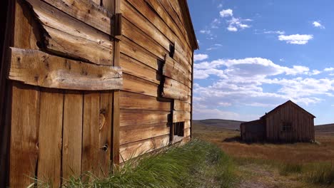 Antiguos-Graneros-De-Madera-Se-Sientan-En-Las-Praderas-De-La-Abandonada-Ciudad-Fantasma-De-Bodie-1