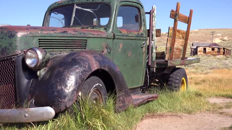 Alter-Grüner-Pickup-Truck-Mit-Verlassenem-Haushintergrund-In-Der-Geisterstadt-Von-Bodie-California