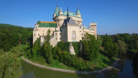 Eine-Schöne-Aufsteigende-Luftaufnahme-Des-Romantischen-Schlosses-Bojnice-In-Der-Slowakei