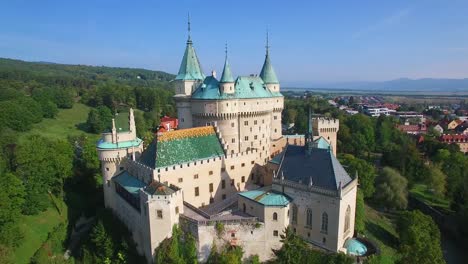 Schöne-Luftaufnahme-Des-Romantischen-Schlosses-Bojnice-In-Der-Slowakei
