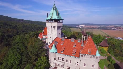 Eine-Schöne-Luftaufnahme-Des-Romantischen-Schlosses-Smolnice-In-Der-Slowakei