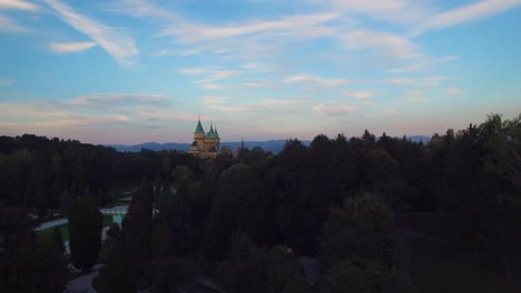 Eine-Schöne-Luftaufnahme-Des-Romantischen-Schlosses-Bojnice-In-Der-Slowakei-In-Der-Abenddämmerung